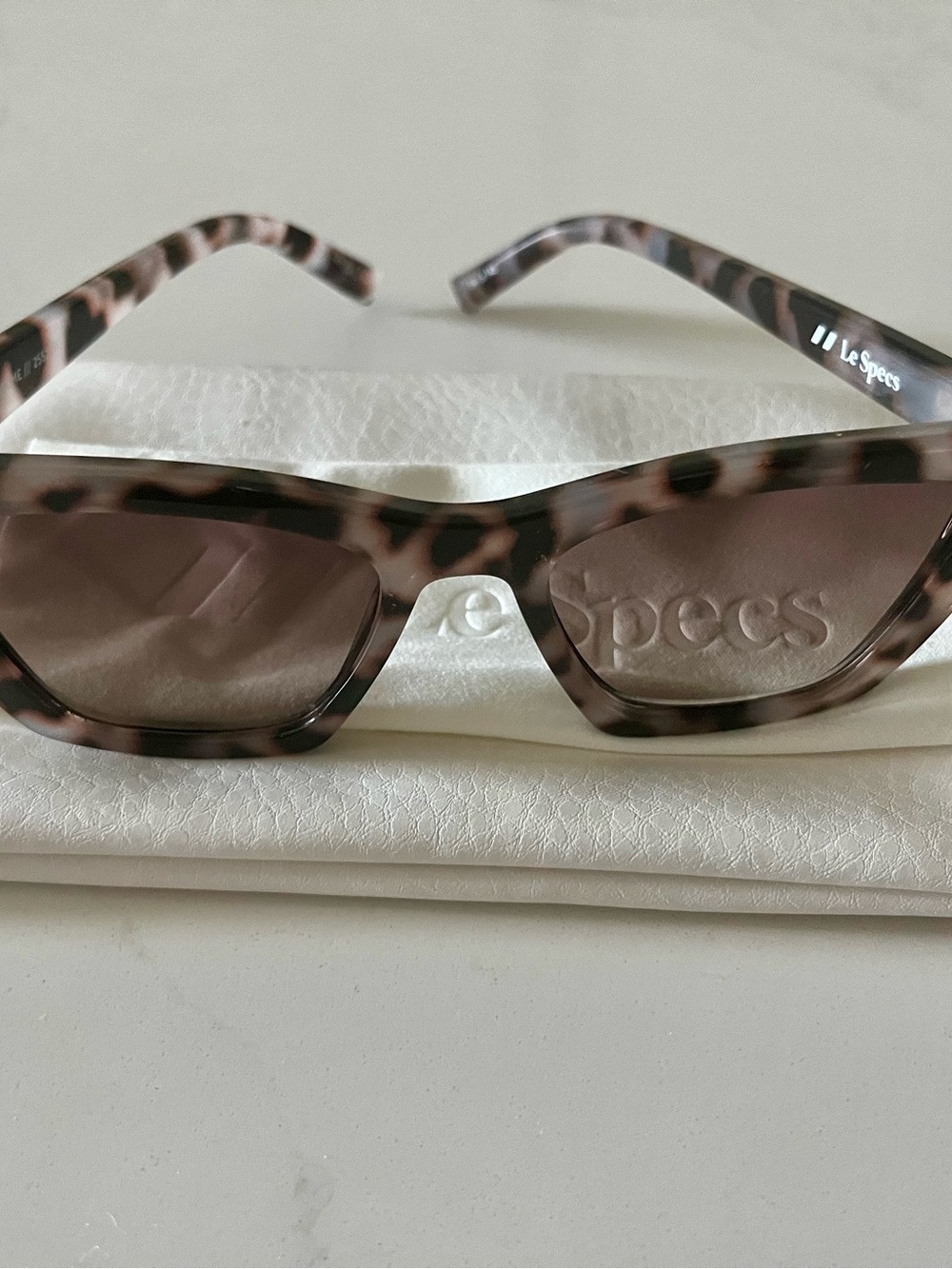 Le Specs Velodrome 54mm Gradient Tortoiseshell Retro Cat Eye Sunglasses - Picture 2 of 8